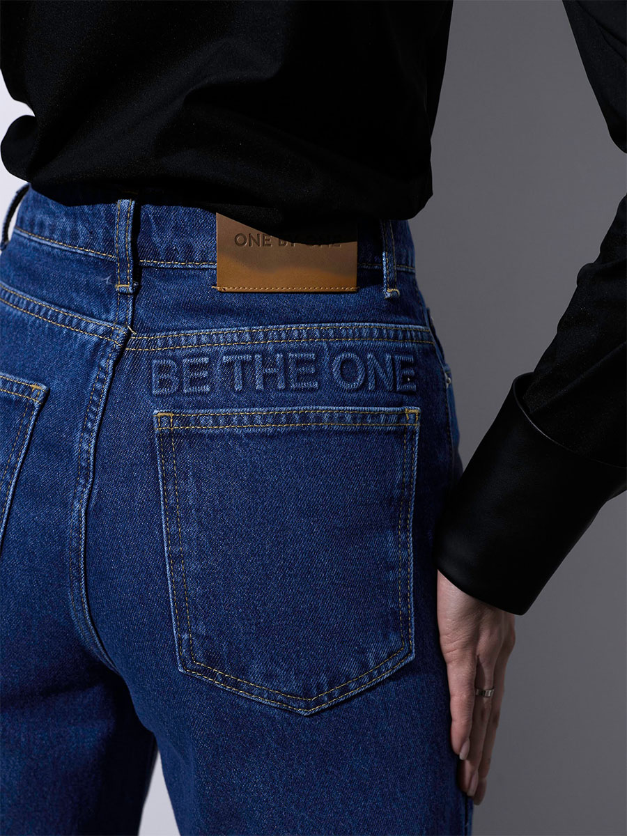 Джинси прямого крою темно-синього кольру з принтом BE THE ONE на стегні 1